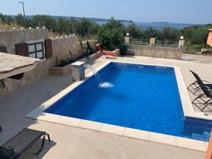 Bazén v ubytování Holiday Home Cerim nebo v jeho okolí