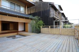 um deque de madeira em frente a um edifício em Maru Izumiyacho em Quioto