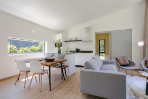 een woonkamer met een bank en een tafel bij Suitelodges Gooilanden in Loosdrecht