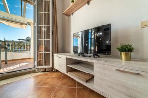 TV a/nebo společenská místnost v ubytování Apartamentos Costaluz Las Dunas