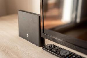 TV a/nebo společenská místnost v ubytování Apartamentos Costaluz Las Dunas
