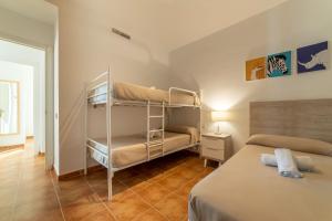 Postel nebo postele na pokoji v ubytování Apartamentos Costaluz Las Dunas