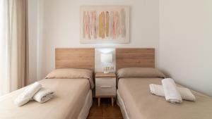 Postel nebo postele na pokoji v ubytování Apartamentos Costaluz Las Dunas