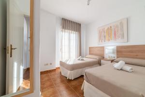 Postel nebo postele na pokoji v ubytování Apartamentos Costaluz Las Dunas + 29 fotografií