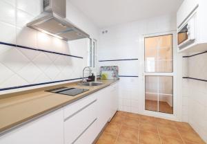 Kuchyň nebo kuchyňský kout v ubytování Apartamentos Costaluz Las Dunas