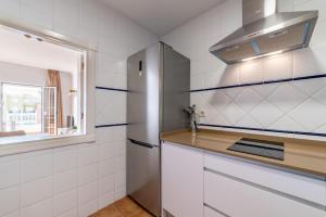Kuchyň nebo kuchyňský kout v ubytování Apartamentos Costaluz Las Dunas