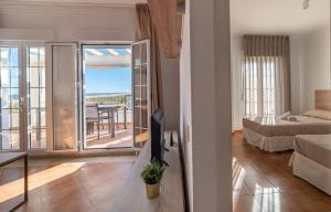 Postel nebo postele na pokoji v ubytování Apartamentos Costaluz Las Dunas