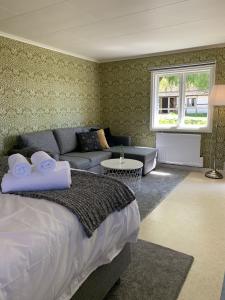 um quarto com uma cama e um sofá em Gannarve Gård em Klintehamn