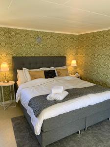 a bedroom with a large bed with two towels on it at Gannarve Gård in Klintehamn