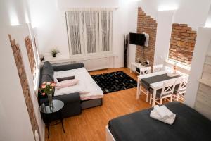 - un salon avec un canapé et une table dans l'établissement O&B Apartman, à Budapest