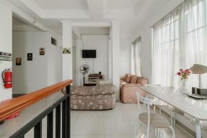 a living room with a table and a couch at RedDoorz Syariah Plus near Pancoran 2 in Jakarta