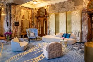 a lobby with couches and chairs in a room at Fraser Suites Hamburg in Hamburg