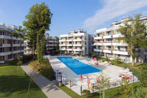 an apartment complex with a swimming pool and buildings at Apartament Morski in Ustronie Morskie