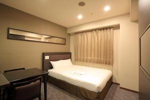 Postel nebo postele na pokoji v ubytování Smile Hotel Kawaguchi