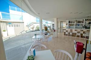 Hotel Boutique TAO Caleta Mar餐厅或其他用餐的地方