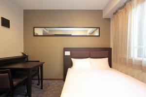 Postel nebo postele na pokoji v ubytování Smile Hotel Kawaguchi
