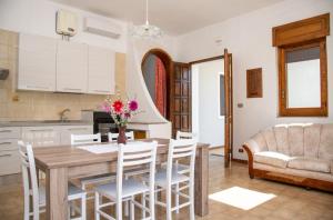 Η κουζίνα ή μικρή κουζίνα στο Villa Limoni 7 posti letto - San Foca