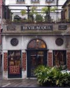 a building with a sign that reads requielaza coluna at Bright apartment in the heart of Venice in Venice