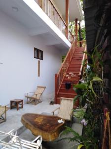 Popločani dio dvorišta ili vanjski dio objekta Mingalarpar Ngapali Guest House