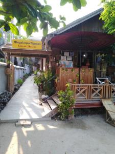 un magasin avec un banc devant un bâtiment dans l'établissement Mingalarpar Ngapali Guest House, à Ngapali Beach