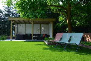 een picknicktafel en twee stoelen in een tuin bij B&B Maris Logies in Hasselt