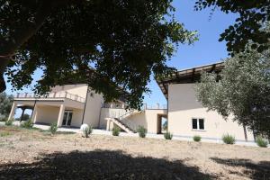 an exterior view of the house at Agriturismo Fattoria delle Milizie in Scicli