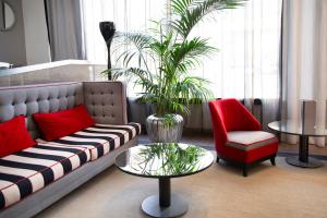 a living room filled with furniture and flowers at Pestana Arena Barcelona in Barcelona