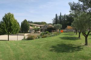Κήπος έξω από το Domaine de Fonteyrol
