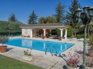 - une piscine en face d'une maison dans l'établissement El Campillo, à Pelabravo
