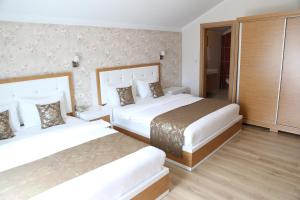 Postel nebo postele na pokoji v ubytování Cebeciler Hotel