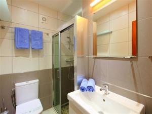 a bathroom with a sink and a shower and a toilet at Marina Residencial in Empuriabrava