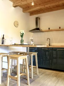 Кухня или мини-кухня в La Dimora apartments
