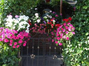 un ramo de flores colgando de una puerta en The Lonsdale, en Blackpool