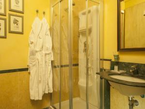 
A bathroom at Hotel Vecchio Borgo
