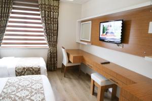 Postel nebo postele na pokoji v ubytování Cebeciler Hotel