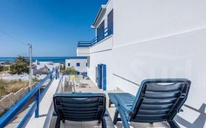 2 blaue Stühle auf einem Balkon mit Meerblick in der Unterkunft Appartamento Da Maria in Torre Vado