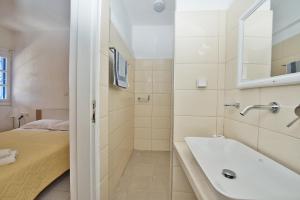 Un baño de Caldera View Resort - Adults Only