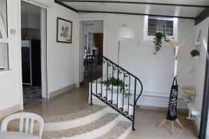 un couloir avec un escalier en colimaçon dans une maison dans l'établissement La maison de TOINETTE, à Jonchery-sur-Suippe