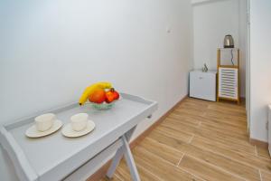 einen weißen Tisch mit einer Schale Obst drauf. in der Unterkunft Sweet Dreams in Hvar