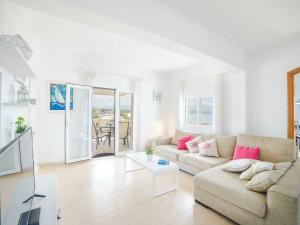ein Wohnzimmer mit einer Couch und einem Tisch in der Unterkunft Apartment in Alcúdia with Bay of Pollensa View in Alcúdia