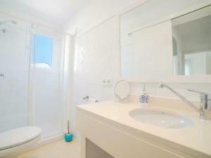 Ein Badezimmer in der Unterkunft Apartment in Alcúdia with Bay of Pollensa View