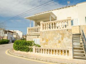 ein Haus mit einer Seitentreppe in der Unterkunft Apartment in Alcúdia with Bay of Pollensa View in Alcúdia