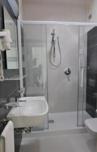 Koupelna v ubytování Bungalows Chalets Lago di Molveno + 9 fotografií