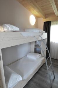 Postel nebo postele na pokoji v ubytování Bungalows Chalets Lago di Molveno