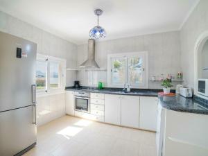 Küche/Küchenzeile in der Unterkunft Apartment in Alcúdia with Bay of Pollensa View