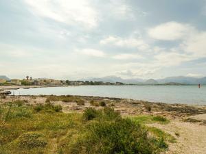 ein Gewässer mit Bergen im Hintergrund in der Unterkunft Apartment in Alcúdia with Bay of Pollensa View in Alcúdia