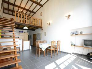 een keuken en eetkamer met een tafel en stoelen bij Gorgeous Holiday Home in Daverdisse with Garden in Daverdisse