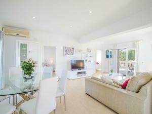 ein Wohnzimmer mit einer Couch und einem Glastisch in der Unterkunft Apartment in Alcúdia with Bay of Pollensa View in Alcúdia + 12 Fotos
