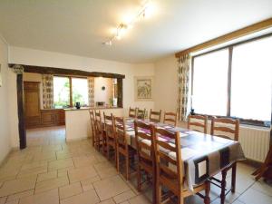 - une salle à manger avec une table et des chaises dans l'établissement Lovely Holiday Home in Daverdisse with Terrace, à Daverdisse
