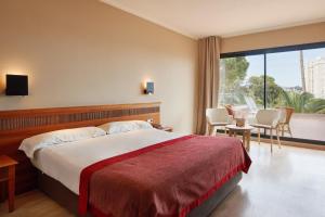 A bed or beds in a room at Bonanza Park Hotel by Olivia Hotels Collection